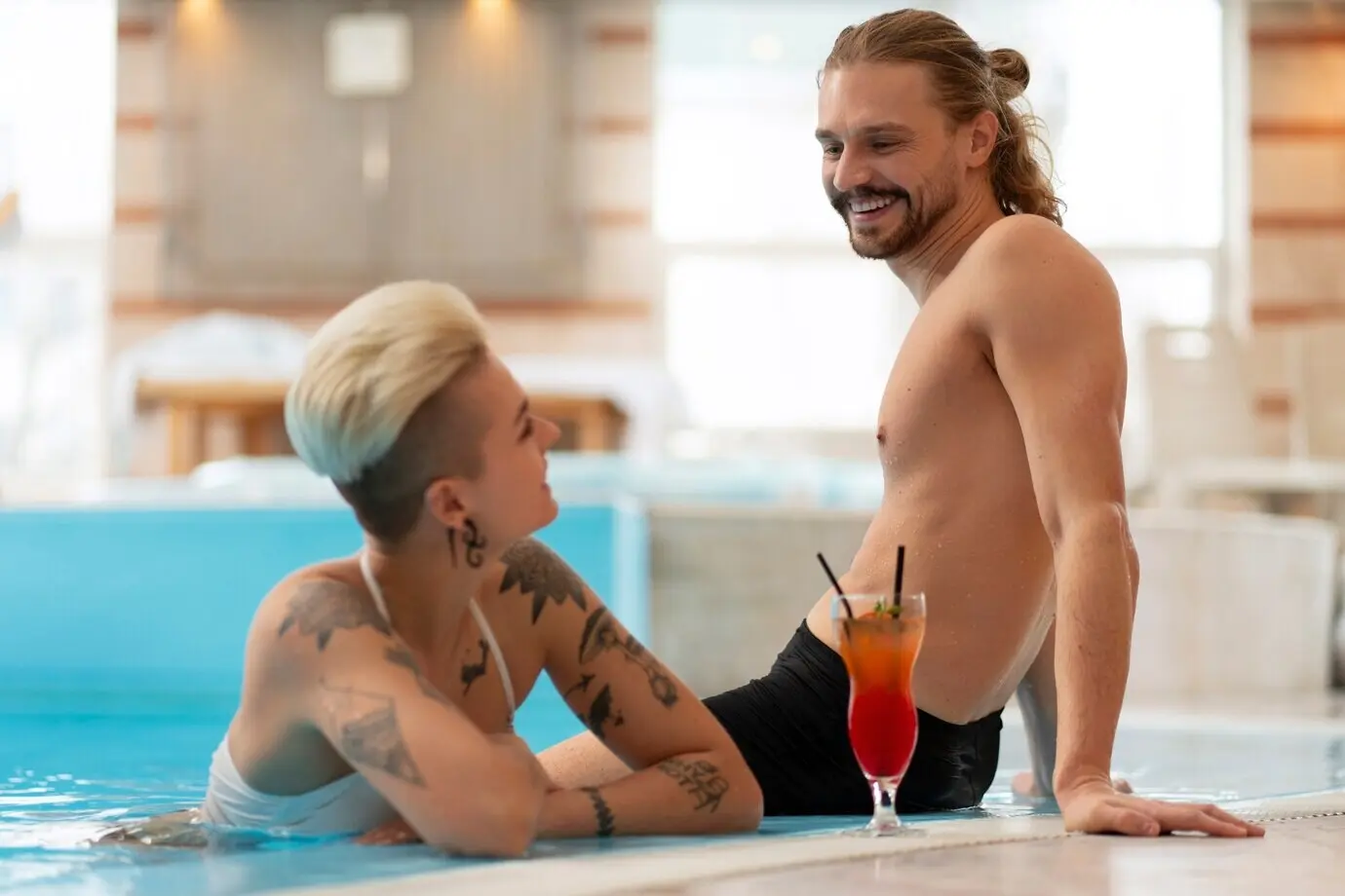 Halbnahe Aufnahme von Menschen, die am Pool entspannen.